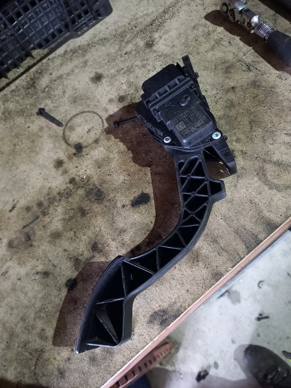 Pedala acceleratie ford focus 2 cod 4M51-9F836AH