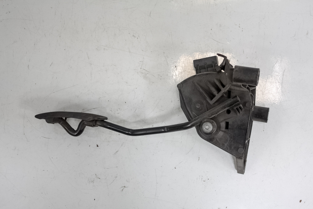 Pedala acceleratie Opel Corsa C Z10XE Z1