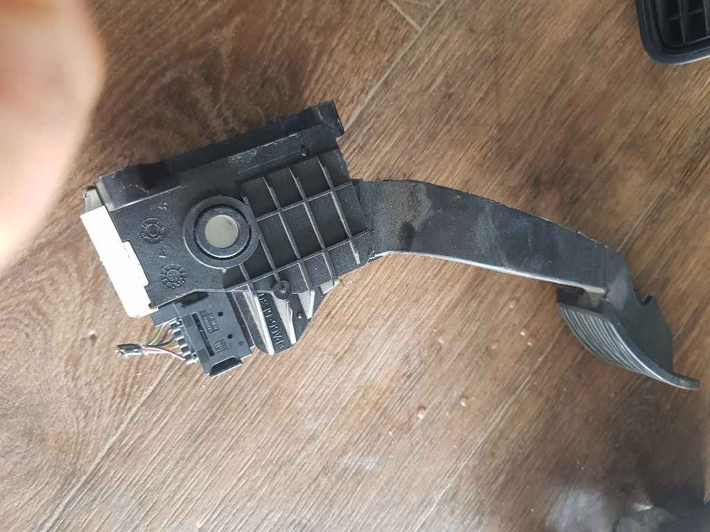 Pedala acceleratie Opel CORSA D 13305804