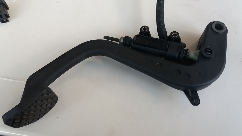 Pedala ambreiaj cu cilindru BMW E46, coduri: 35311