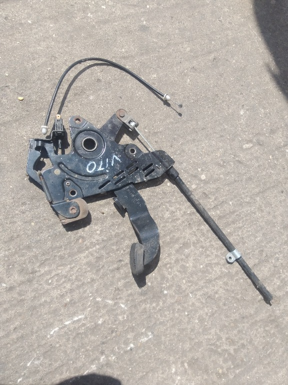 Pedala frana de mana Mercedes-Benz Vito / Viano W639 A 639 420 13 84 an 2005-2014