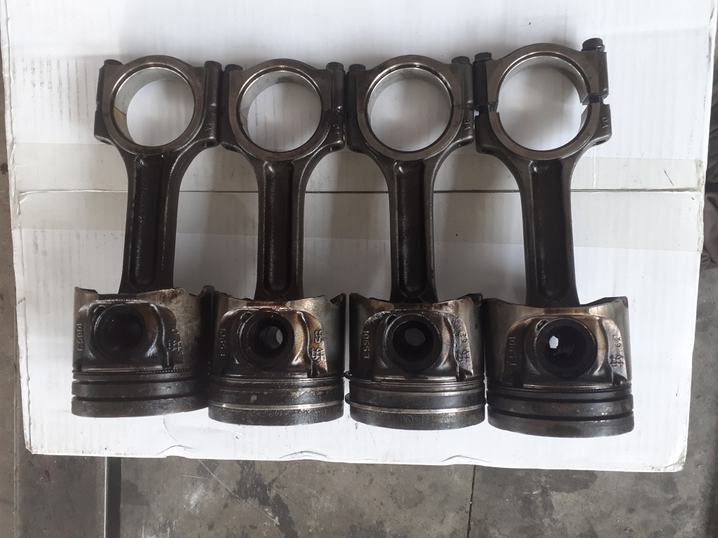 Piston renault 2.0dci M9R cod 1065.3