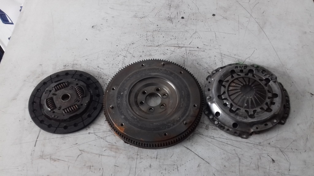 PLACA, DISC SI VOLANTA SKODA FABIA 1.4I 16V BBZ COD- 036141025Q 030105271D