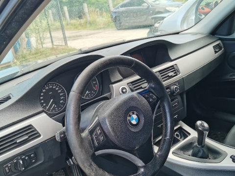 Plansa bord BMW seria 3 E90 E91 E92 E93 neagra cu navigatie impecabila