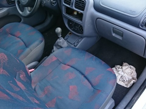 Plansa bord cu airbag pasager Renault Clio Symbol an 2001