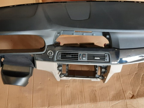 Plansa bord originala BMW pentru seria 5, modelul F10.