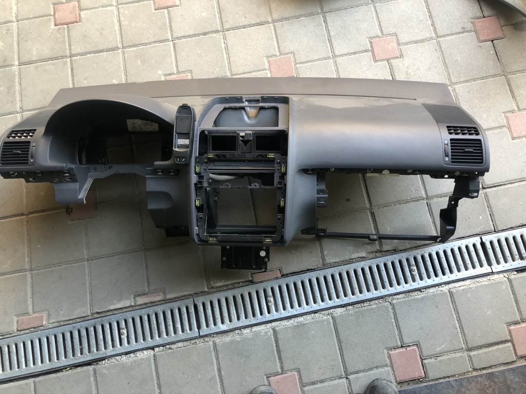 Plansa bord Volkswagen Touran - - (2003 - 2010)