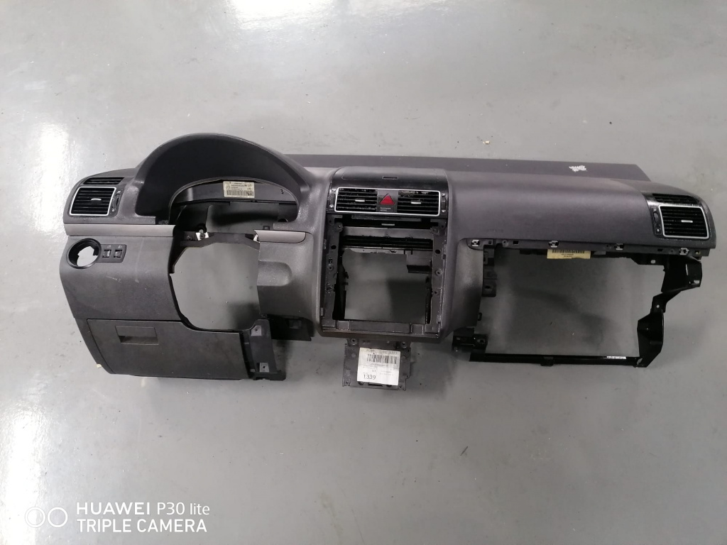 Plansa bord Volkswagen Touran facelift (2010-2015)