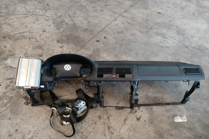 Plansa bord Volkswagen VW Golf 4 [1997 - 2006] Hatchback 5-usi 1.4 MT (75 hp)