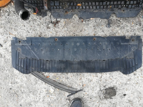 Plastic între bară fața și scut motor Audi a4 b8