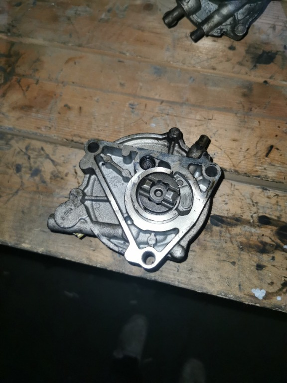 Pompă vacuum 55187760 Opel astra h