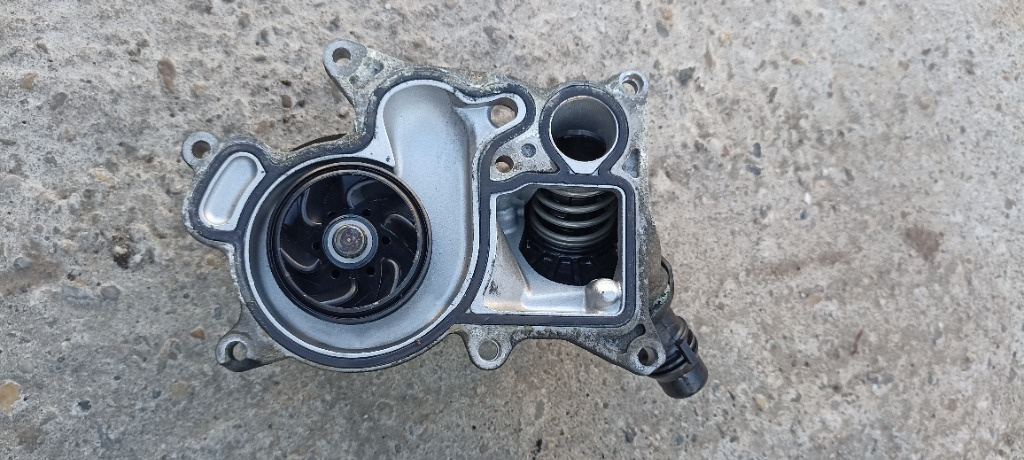 Pompa apa BMW Seria 3 E90 E91 E93 E93 LCI 781083302