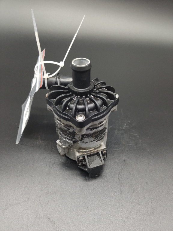 Pompa apa electrica Volkswagen Passat B8 an 2016 cua cod piesa 7p0965567