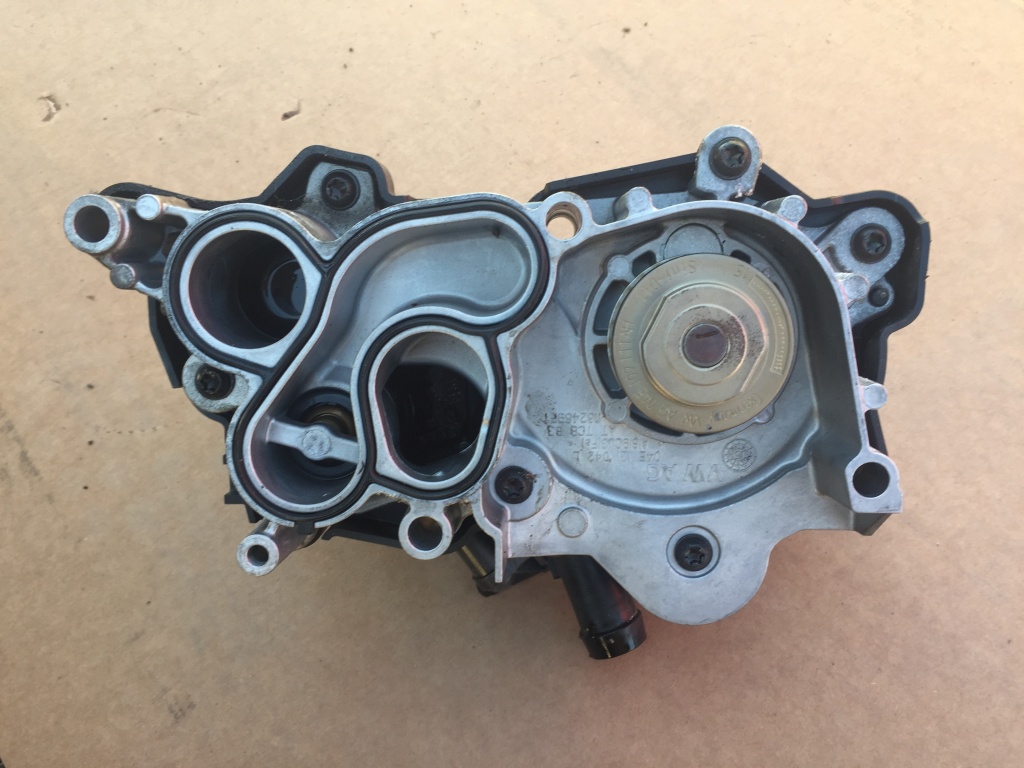 Pompa apa Volkswagen Passat B8 1,4 CUK 04E121042L 04E 121 042 L