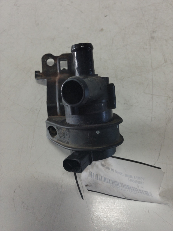 Pompa auxiliara lichid de racire Audi A4 an 2012 CDA cod piesa 1K0965561J