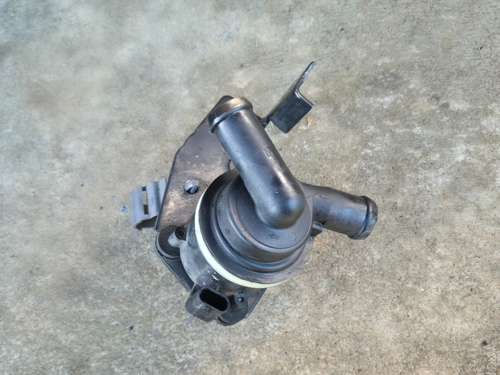 Pompa recirculare apa 2.0 TDI / CAG AUDI A4 B8 cod oem 03L965561A
