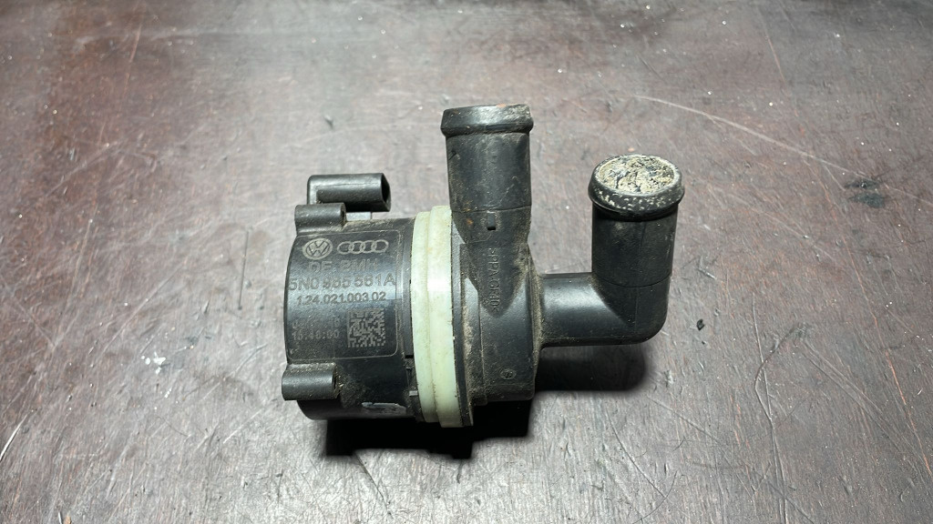 Pompa recirculare apa cod 5N0965561A Volkswagen Audi Skoda