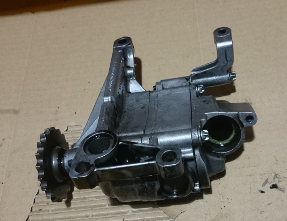 Pompa ulei Mercedes Clasa C, 2.2cdi, 6111810201