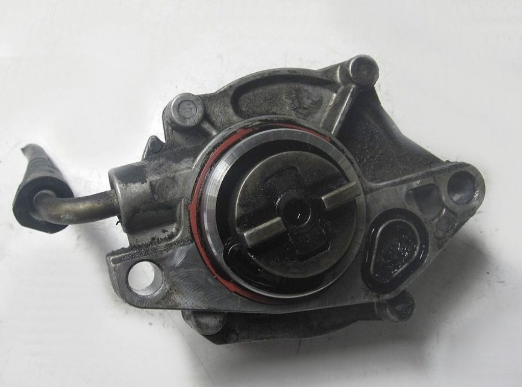 Pompa vacuum Pierburg F6JA 8HZ avand codul 9637413980 Peugeot 307 1.4 hdi 68cp euro 3