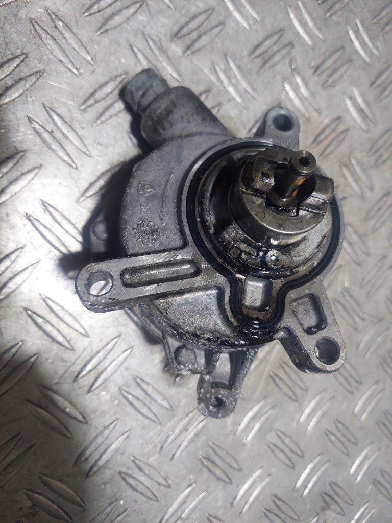 Pompa vacuum Volvo S60 2.4d cod motor D5244T an 20