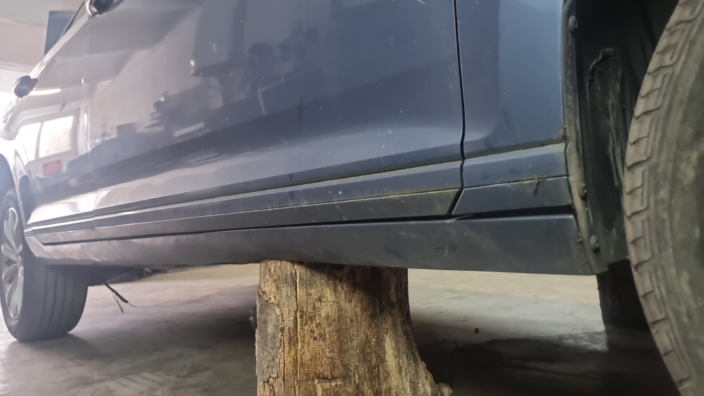 Prag dreapta plastic Volkswagen Passat B8 Berlina 