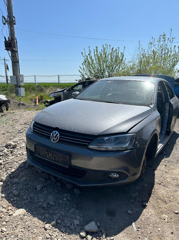 Prag stanga Volkswagen Jetta 2014