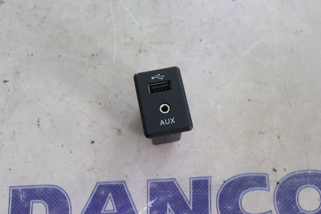 PRIZA USB AUX NISSAN NAVARA AN 2016