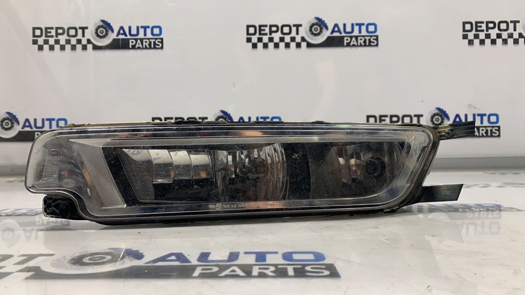 Proiector ceata dreapta Volkswagen Passat B8 cod 3G0 941 662 E