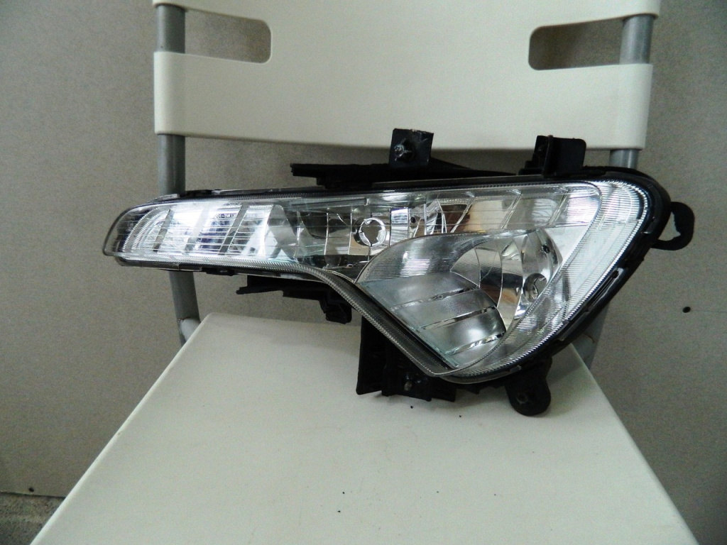 Proiector stanga Kia Sportage model 2010-2015