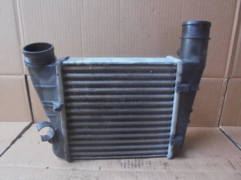 Radiator intercooler Audi Audi A4 (b7) 2.0 Tdi an 2006 BVG cod piesa 8E0145805AA