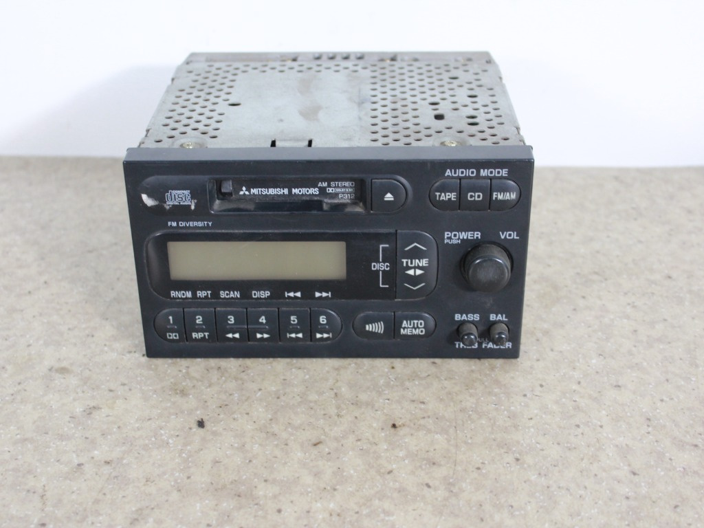 Radio casetofon Mitsubishi.