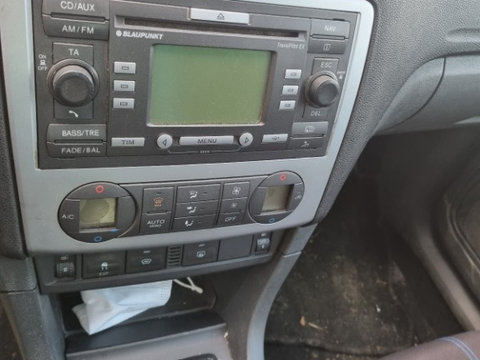 Radio-cd R-CD Nav / navigatie cu display mare Ford Focus 2 Blaupunkt - are ecranul cu defect