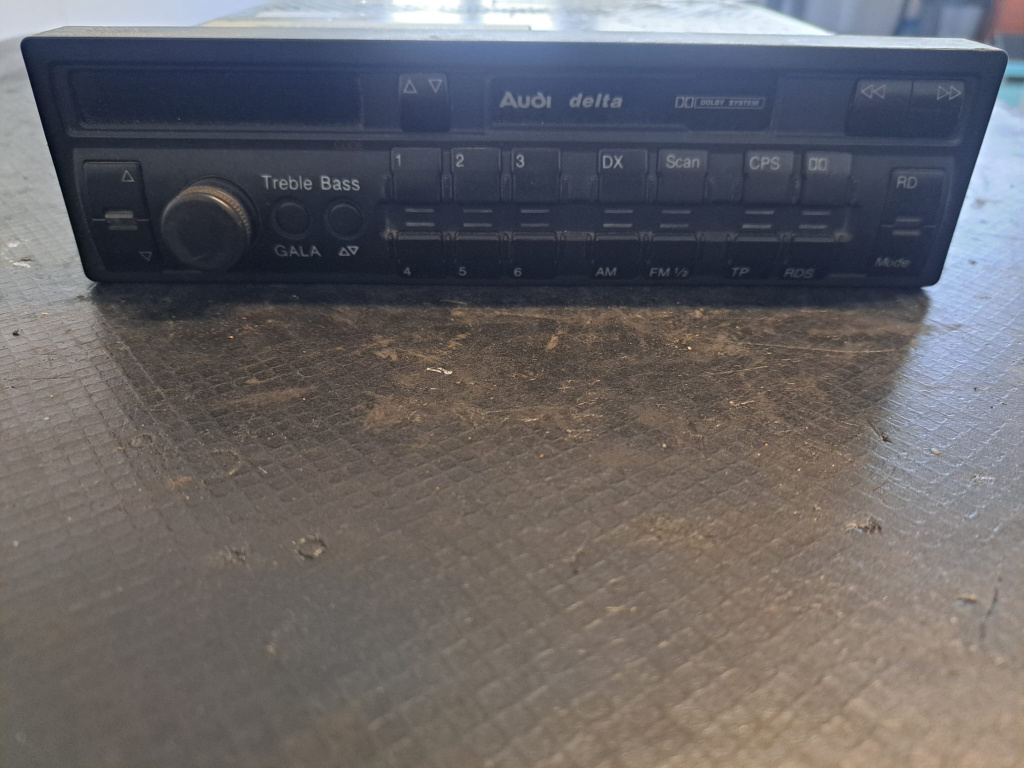 Radio delta cc Audi A8 - COD 4D0035192F / Blaupunk