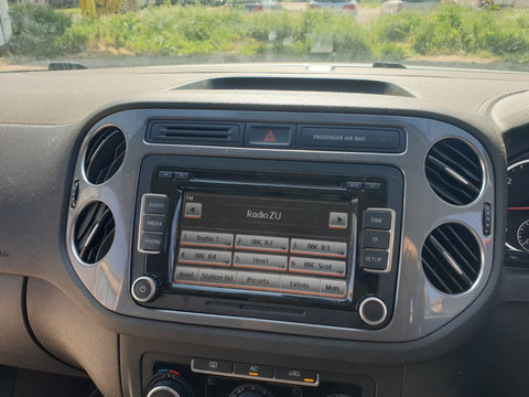 Rama Consola Grila Ornament Consola Centrala Unitate Radio CD Player Navigatie Volkswagen Tiguan 2011 - 2015
