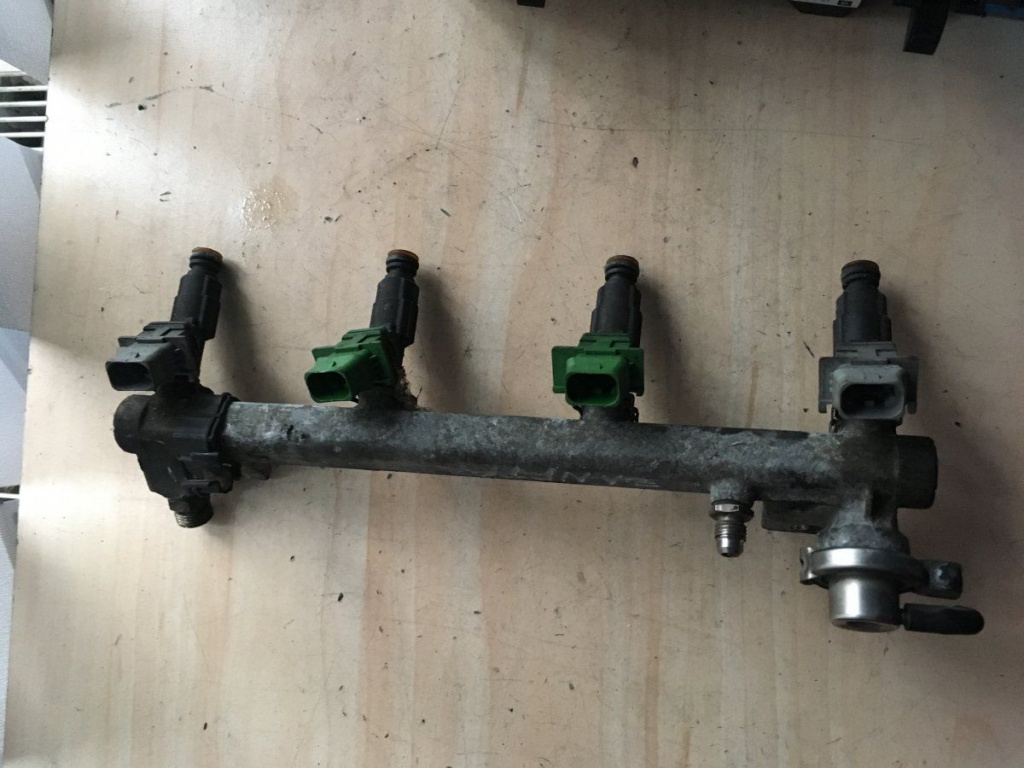 Rampa cu injectoare opel vectra b 1.8 b 90501588 90411551