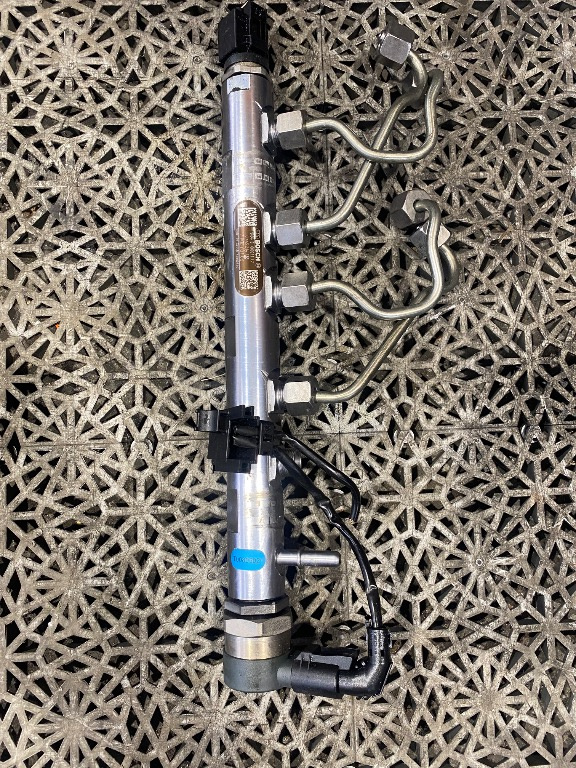 Rampa injectie 2.0 d BiTurbo BMW Seria 4 F32 cod 0445214135 / 780060103