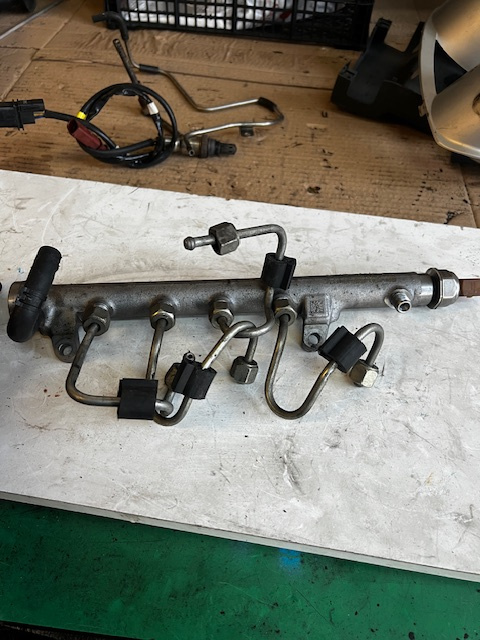 Rampa injectoare 03L125A 03L125A 03L125A Seat Ibiza 4 [facelift] 6J [2012 - 2015] ST wagon 5-usi 1.6 TDI MT (90 hp) SEAT IBIZA 1.6 TDI 66KW CAYB/CAY/CAYC CUTIE MANUALA IN 5 TR COD KFK CULOARE NEAGRA LZ9Y