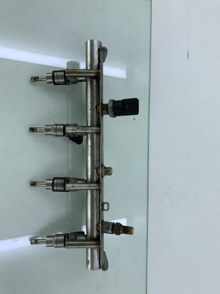 Rampa injectoare Audi A4 B7 BGB / BWE 2004-2008 D8-10-8 06F133317G DezP: 28079