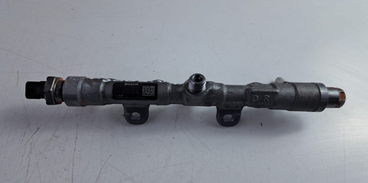 Rampa injectoare Cod: 9821399680 / 0445214361 Peugeot 3008 2 [2016 - 2020] Crossover 1.5 BlueHDi AT (130 hp) Automatic