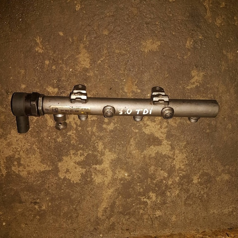 Rampa injectoare dreapta audi q7 3.0 tdi bun 211 cai cod 059130090ag