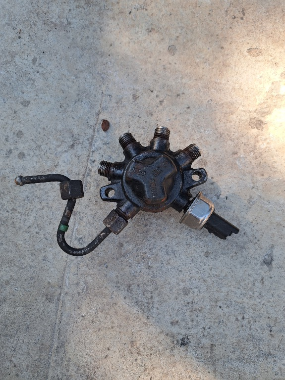Rampa injectoare Renault Clio 2 1.5 DCI cod 8200584034 an 2003 - 2013