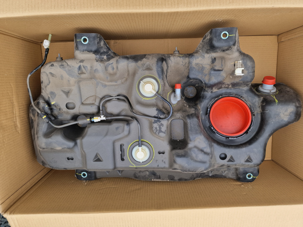 Rezervor benzina pentru MAZDA CX-30 DFR5-42111 rezervor combustibil Mazda CX30