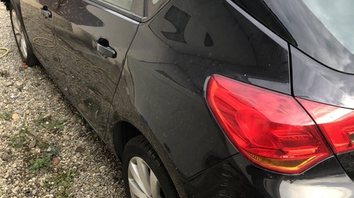 Rulou polita portbagaj Opel Astra J 2010