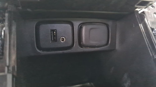 Scrumiera cu priza AUX USB cutie bord Op
