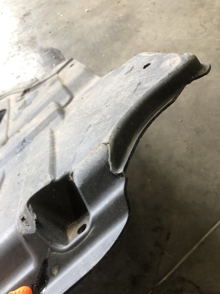 Scut motor plastic Kia Ceed - Motorina 2