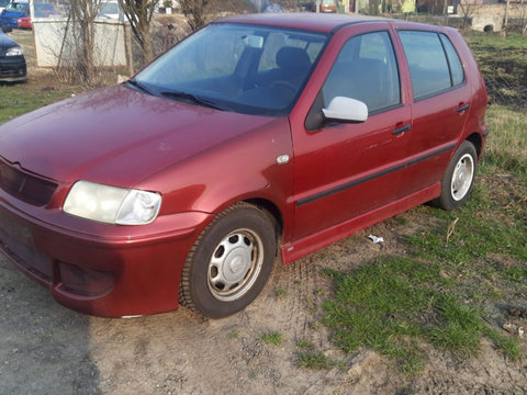 Se dezmembrez VW Polo 1.0i AUC an 2000 in Cluj