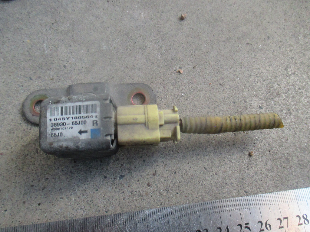 Senzor impact dreapta fata 38930-65J00 Suzuki Grand Vitara II 4 usi 2006 2007 2008 2009