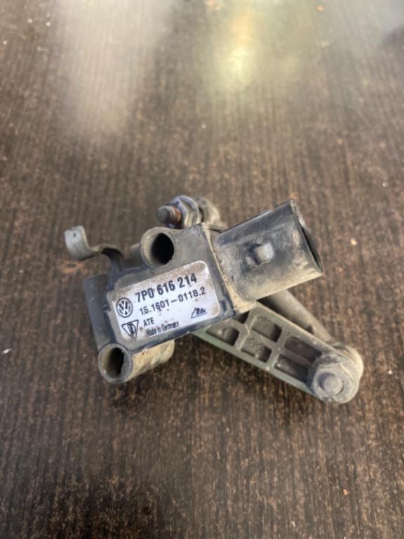 Senzor nivel/cantar xenon dreapta fata Vw Touareg 2011 2012 cod 7P0616214