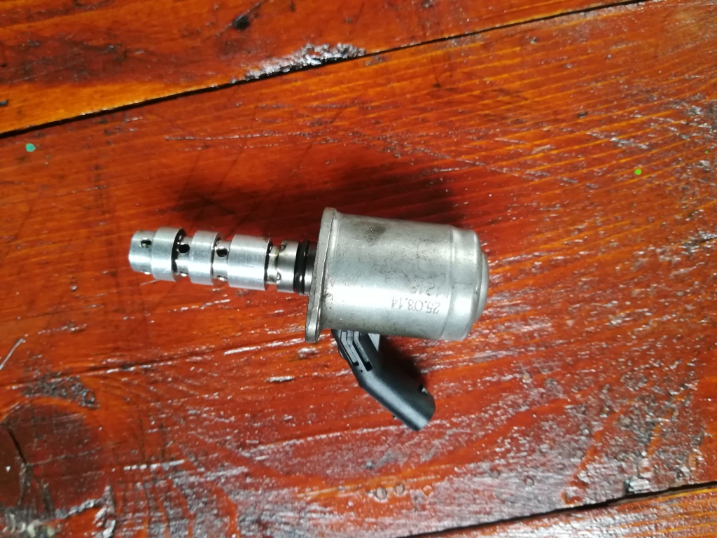 Senzor pompa ulei VW Golf 7 Hatchback motor CLH cod 04L906455A