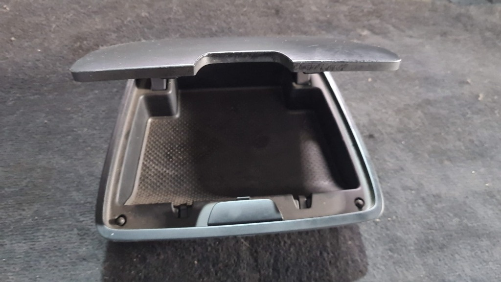 Sertar bord skoda yeti an 2010 cod 5l0857096
